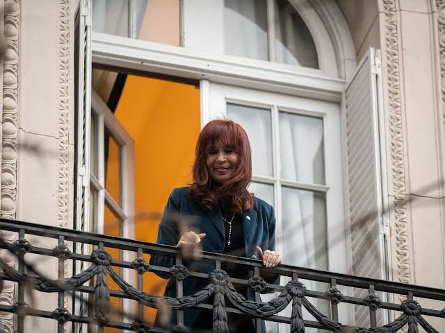 Causa Vialidad: ordenaron embargar el departamento donde Cristina Kirchner cumple prisión domiciliaria